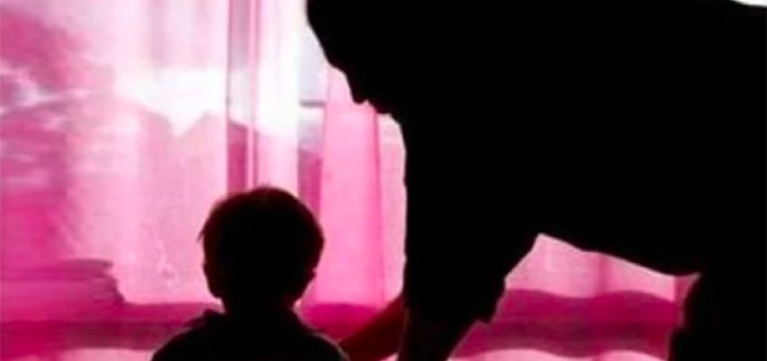 ΕΚΤΑΚΤΟ! Άγνωστος άνδρας φέρεται να προσεγγίζει παιδιά σε πλατείες και σχολεία Χολαργού και Παπάγου