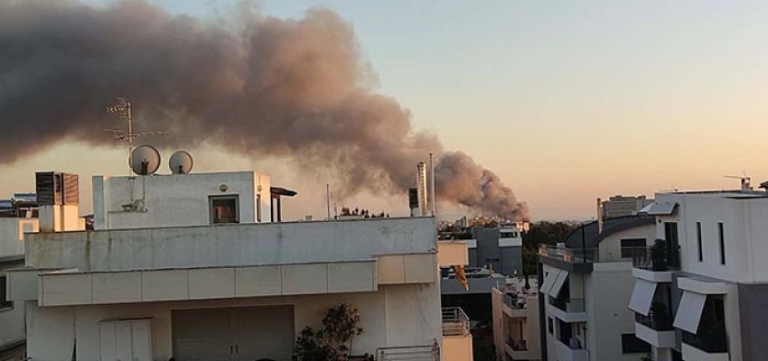 ΦΩΤΙΑ στο Πάρκο Γουδή. Καπνοί αισθητοί και ορατοί από Χολαργό