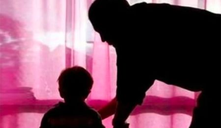 ΕΚΤΑΚΤΟ! Άγνωστος άνδρας φέρεται να προσεγγίζει παιδιά σε πλατείες και σχολεία Χολαργού και Παπάγου