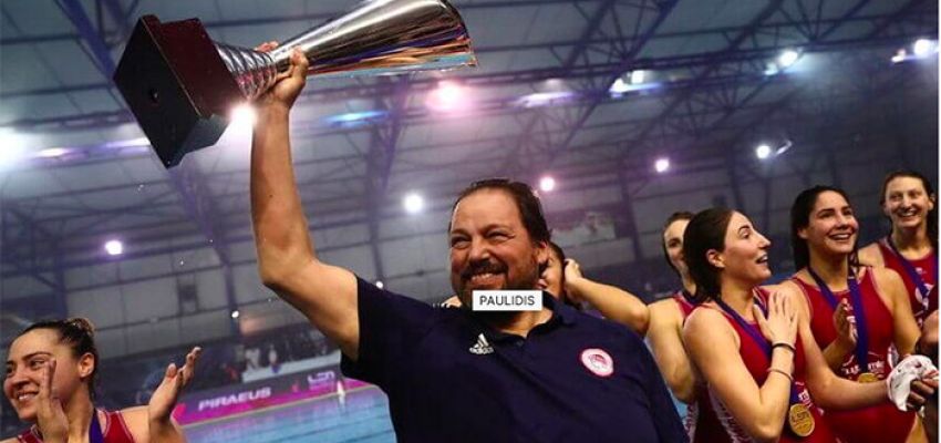 O Παπαγιώτης Χ. Παυλίδης και η Εθνική Ελλάδας Γυναικών Πόλο μαζί στην κορυφή του κόσμου!