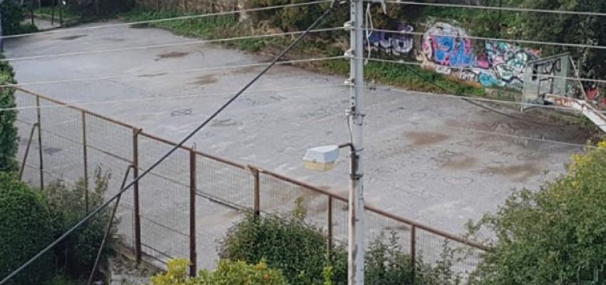 Το γηπεδάκι της Βελισσαρίου που έγινε σκουπιδότοπος