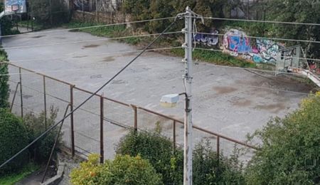 Το γηπεδάκι της Βελισσαρίου που έγινε σκουπιδότοπος