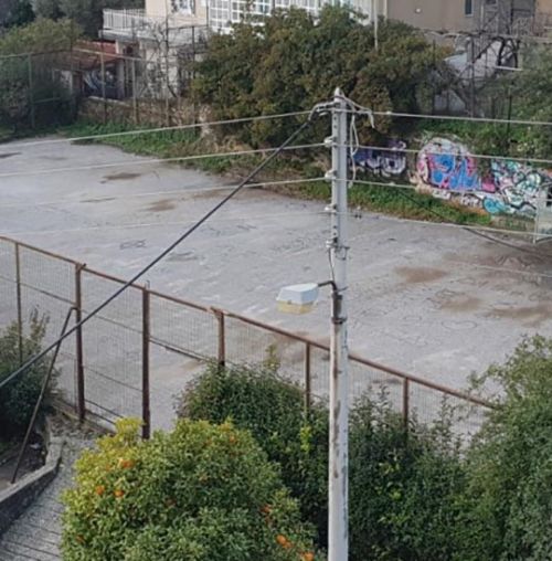 Το γηπεδάκι της Βελισσαρίου που έγινε σκουπιδότοπος